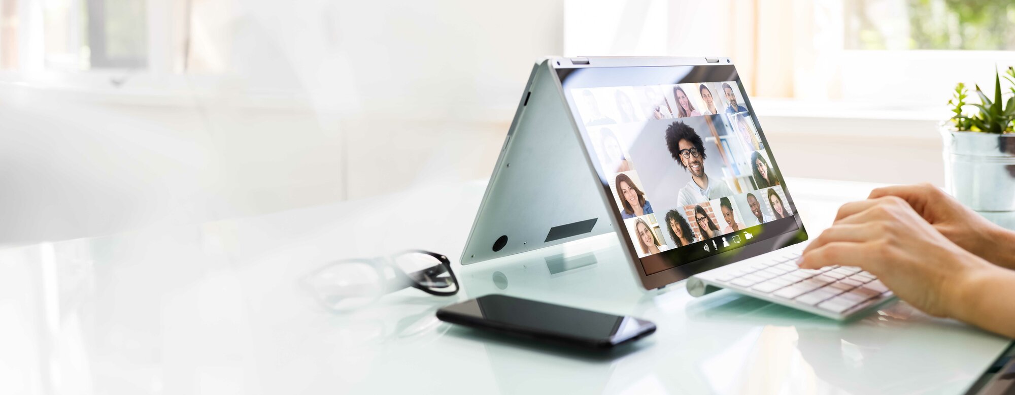 Ein Zuschauer sitzt am Tablet in einer Videokonferenz