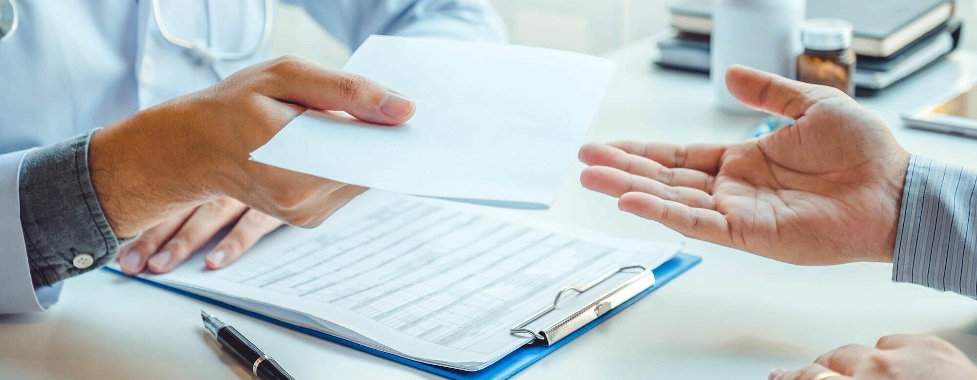 Ein Arzt versorgt eine Patientin mit Informationen