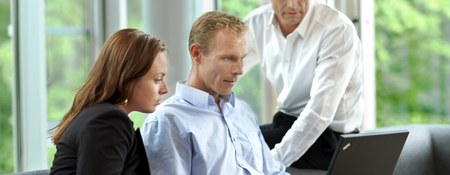 Menschen arbeiten in einem Büro