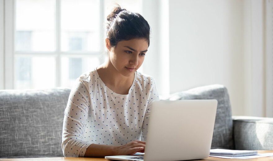 Eine Frau arbeitet am Laptop